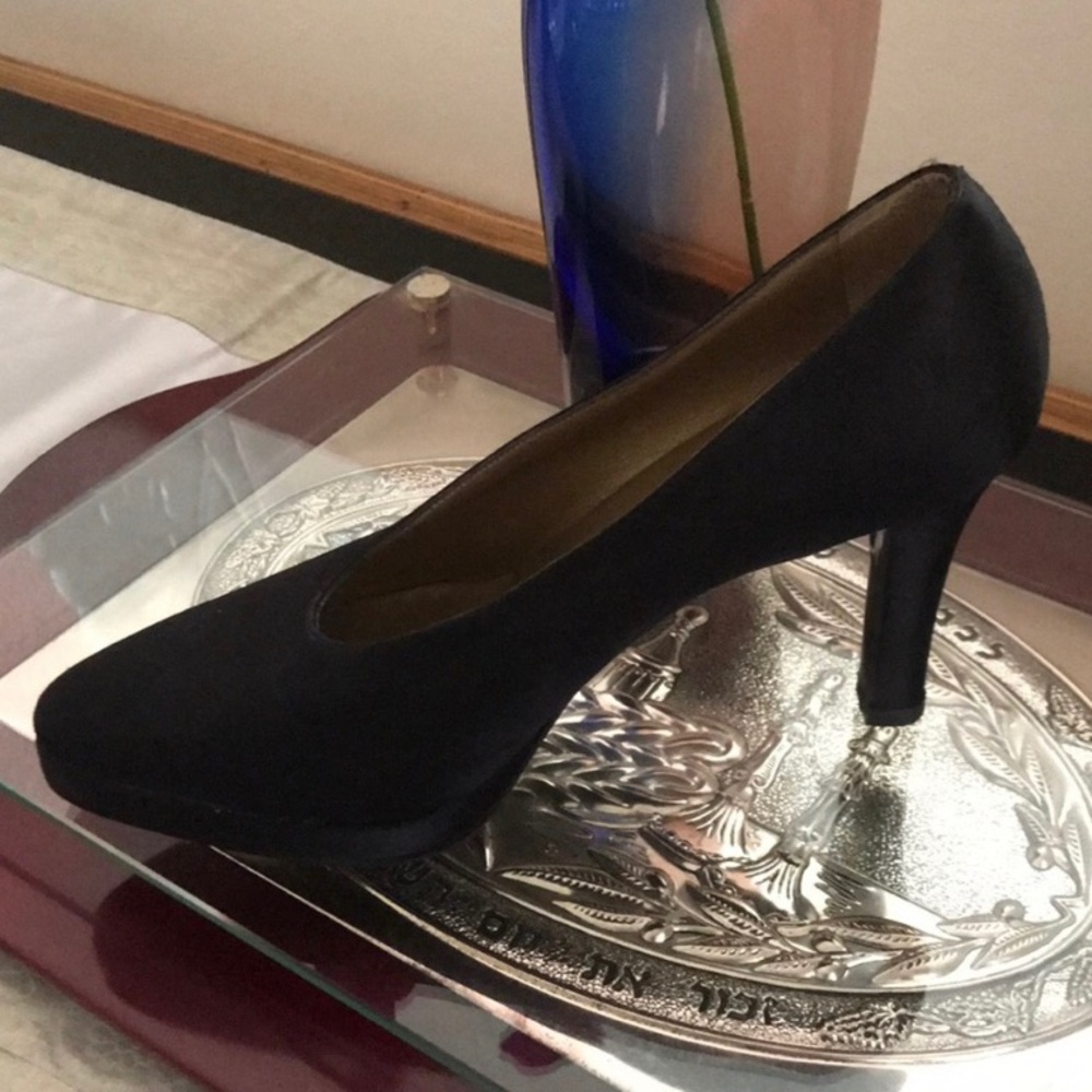 Yves Saint Laurent Satin Black Authentic 371/2